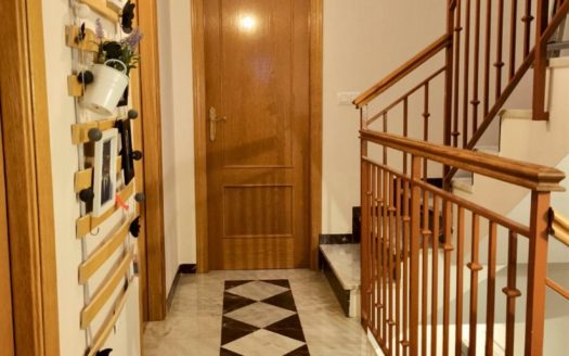 Casa de 4 dormitorios con patio, terraza y garaje en Ogíjares