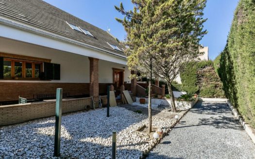 Chalet de 5 dormitorios con jardín, piscina y garaje en Las Gabias
