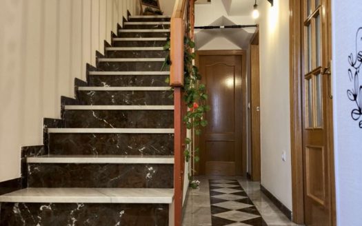 Casa de 4 dormitorios con patio, terraza y garaje en Ogíjares