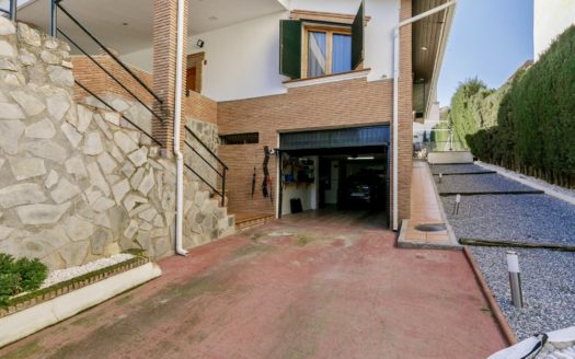 Chalet de 5 dormitorios con jardín, piscina y garaje en Las Gabias