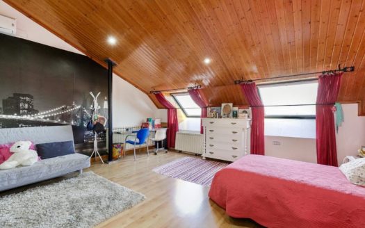 Chalet de 5 dormitorios con jardín, piscina y garaje en Las Gabias