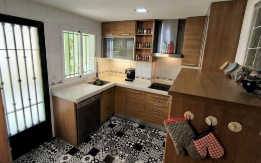 Casa de 4 dormitorios con patio, terraza y garaje en Ogíjares