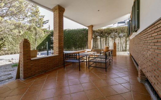 Chalet de 5 dormitorios con jardín, piscina y garaje en Las Gabias