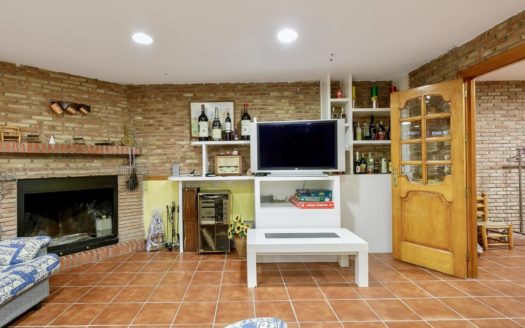 Chalet de 5 dormitorios con jardín, piscina y garaje en Las Gabias