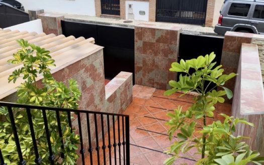Casa de 4 dormitorios con patio, terraza y garaje en Ogíjares