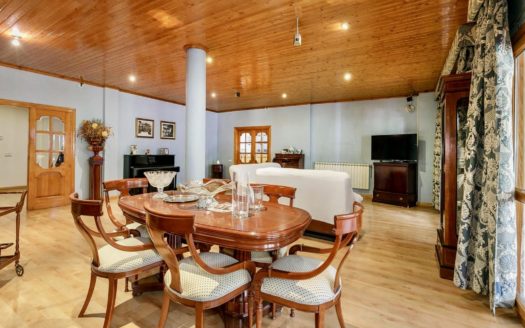 Chalet de 5 dormitorios con jardín, piscina y garaje en Las Gabias