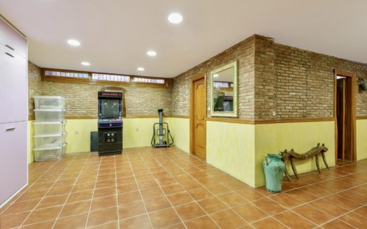 Chalet de 5 dormitorios con jardín, piscina y garaje en Las Gabias