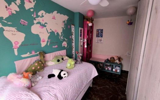 Casa de 4 dormitorios con patio, terraza y garaje en Ogíjares