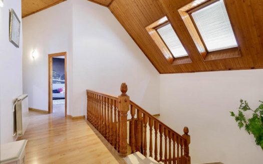 Chalet de 5 dormitorios con jardín, piscina y garaje en Las Gabias