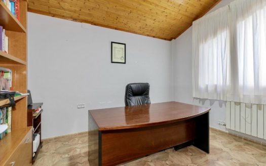 Chalet de 5 dormitorios con jardín, piscina y garaje en Las Gabias