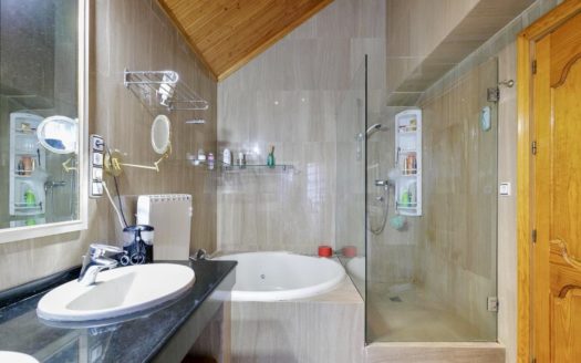 Chalet de 5 dormitorios con jardín, piscina y garaje en Las Gabias