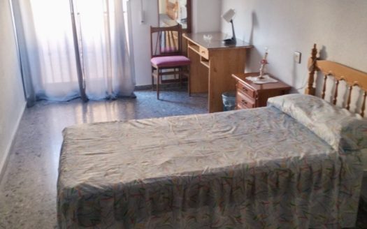 Habitaciones en piso de 3 dormitorios, 1 baño y 1 aseo en Armilla