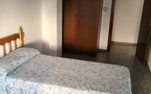 Habitaciones en piso de 3 dormitorios, 1 baño y 1 aseo en Armilla