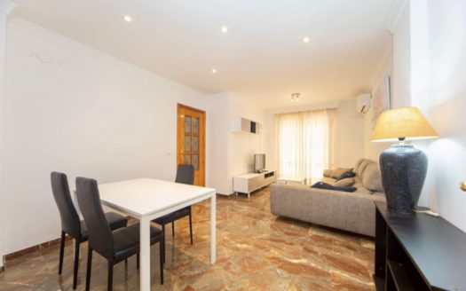Habitaciones en piso de 3 dormitorios con patio en Zaidín