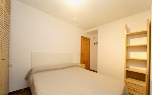 Habitaciones en piso de 3 dormitorios con patio en Zaidín
