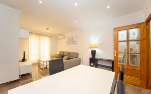 Habitaciones en piso de 3 dormitorios con patio en Zaidín