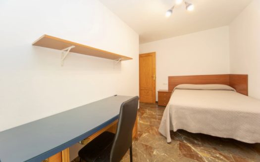 Habitaciones en piso de 3 dormitorios con patio en Zaidín