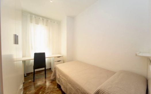 Habitaciones en piso de 3 dormitorios con patio en Zaidín