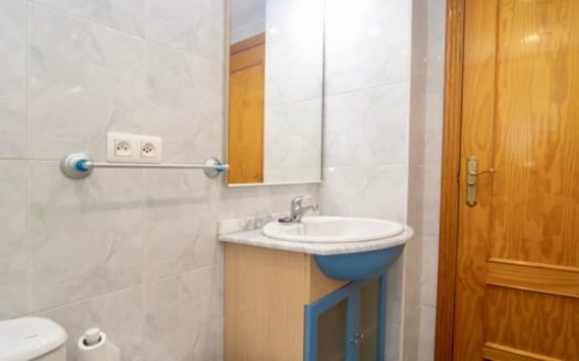 Habitaciones en piso de 3 dormitorios con patio en Zaidín