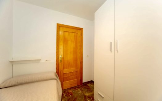 Habitaciones en piso de 3 dormitorios con patio en Zaidín