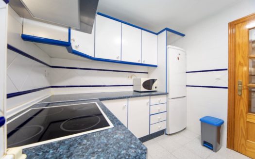 Habitaciones en piso de 3 dormitorios con patio en Zaidín