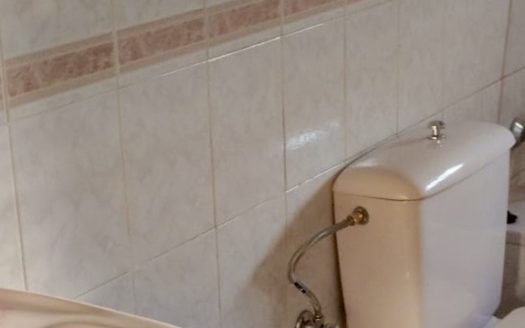 Estupendo piso de 4 dormitorios, con baño y aseo en Armilla