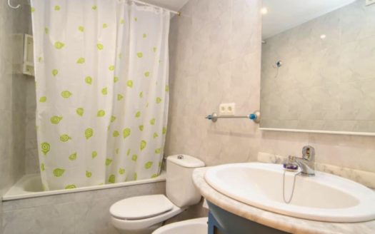 Habitaciones en piso de 3 dormitorios con patio en Zaidín