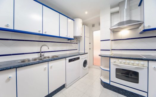 Habitaciones en piso de 3 dormitorios con patio en Zaidín
