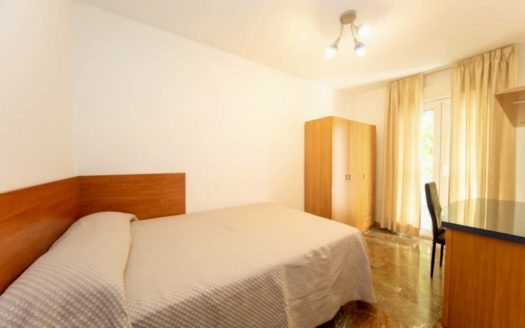 Habitaciones en piso de 3 dormitorios con patio en Zaidín