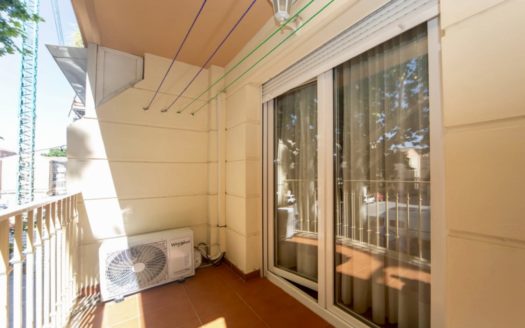 Habitaciones en piso de 3 dormitorios con patio en Zaidín