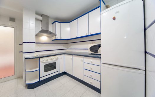 Habitaciones en piso de 3 dormitorios con patio en Zaidín