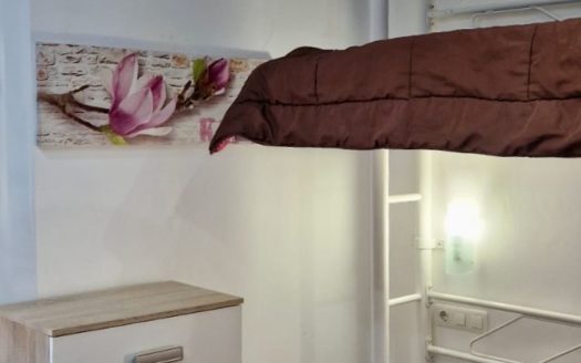 Habitaciones/estudio en piso de 3 dormitorios con wifi incluido en calle Elvira