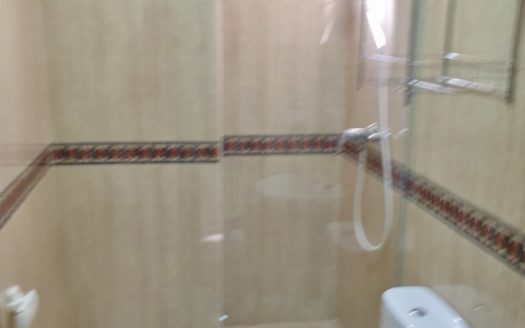 Habitaciones/estudio en piso de 3 dormitorios con wifi incluido en calle Elvira