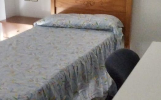 Habitaciones en piso de 4 dormitorios, 1 baño y 1 aseo en Armilla