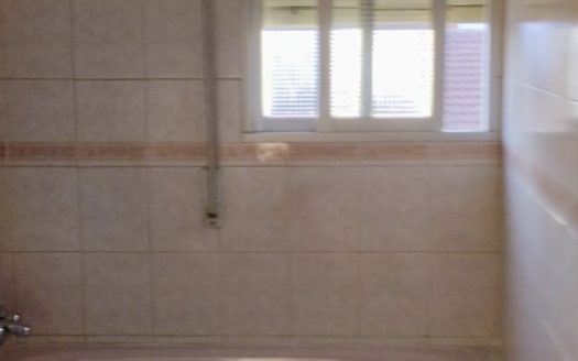 Habitaciones en piso de 4 dormitorios, 1 baño y 1 aseo en Armilla