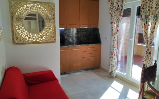 Apartamento con calefacción central y terraza.