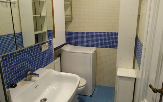 Apartamento con calefacción central y terraza.