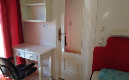 Apartamento con calefacción central y terraza.