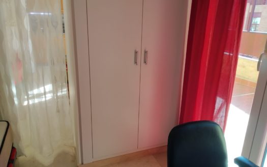 Apartamento con calefacción central y terraza.