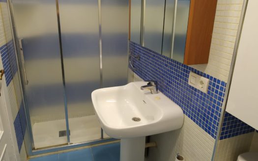 Apartamento con calefacción central y terraza.