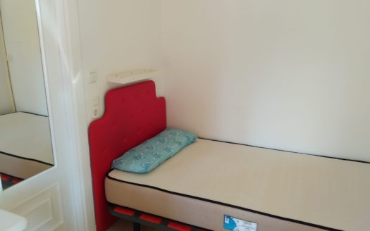Apartamento con calefacción central y terraza.