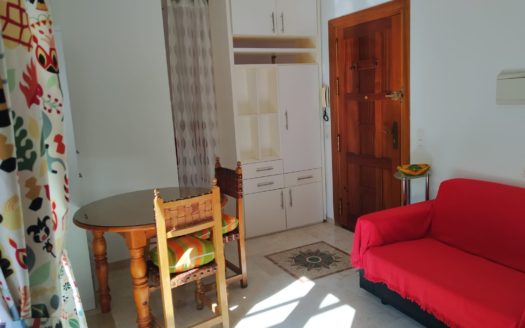 Apartamento con calefacción central y terraza.