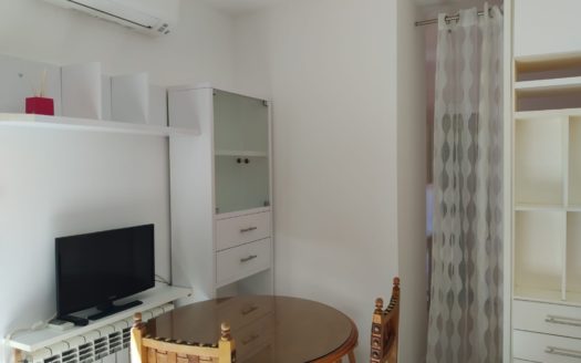 Apartamento con calefacción central y terraza.