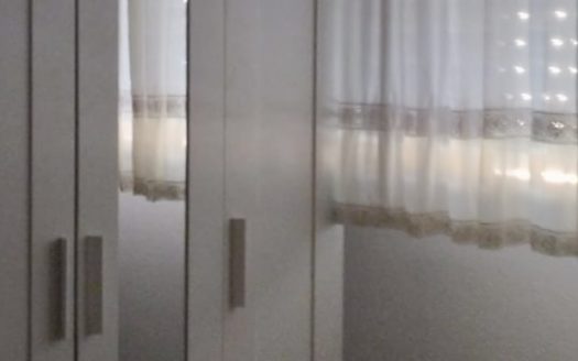 Habitaciones en piso de 4 dormitorios, 1 baño y 1 aseo en Armilla