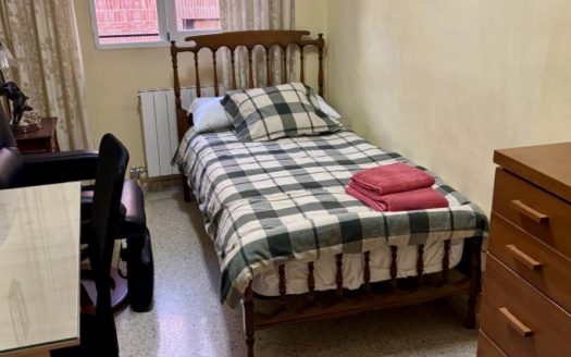 Magnífico piso de 4 dormitorios, 1 baño, 1 aseo y trastero con terraza en Zaidín