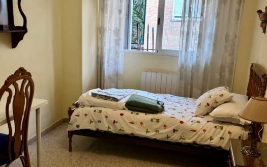 Magnífico piso de 4 dormitorios, 1 baño, 1 aseo y trastero con terraza en Zaidín