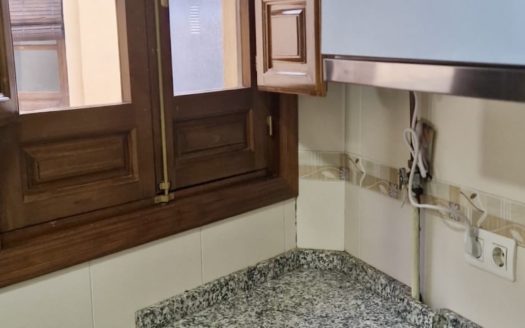 Habitaciones/estudio en piso de 3 dormitorios con wifi incluido en calle Elvira