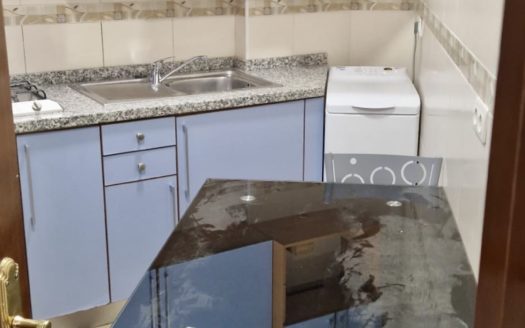 Habitaciones/estudio en piso de 3 dormitorios con wifi incluido en calle Elvira