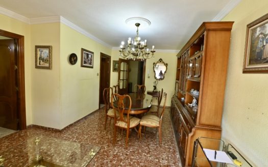Magnífico piso de 4 dormitorios, 1 baño, 1 aseo y trastero con terraza en Zaidín