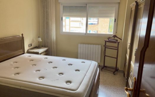 Magnífico piso de 4 dormitorios, 1 baño, 1 aseo y trastero con terraza en Zaidín